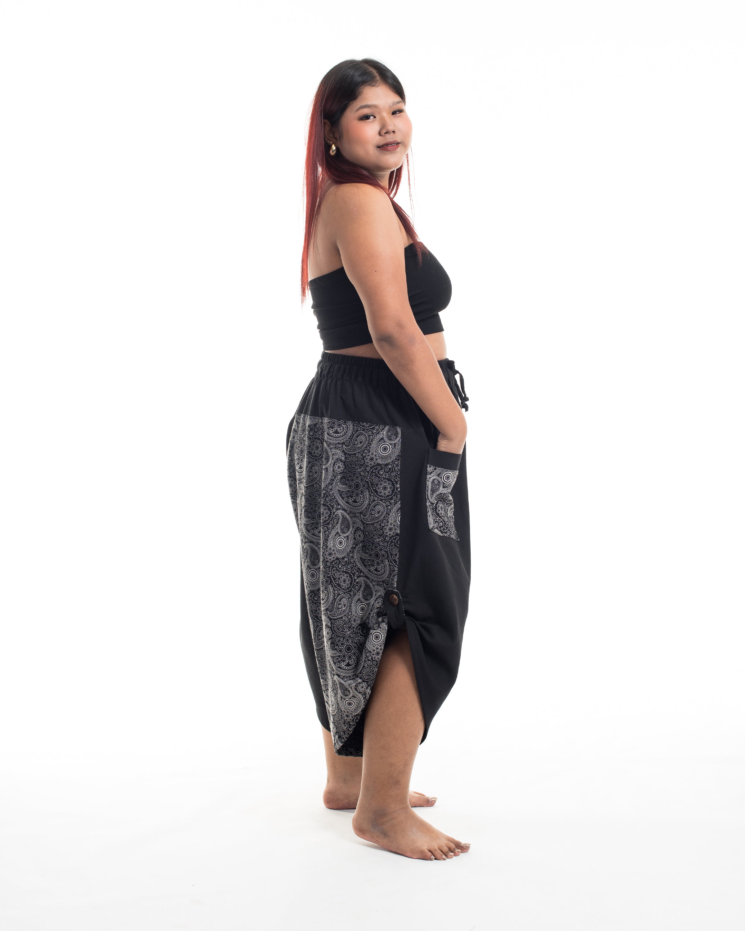 Plus Size Two Tone Paisley Prints Women's Three Quarter Pants in Black
