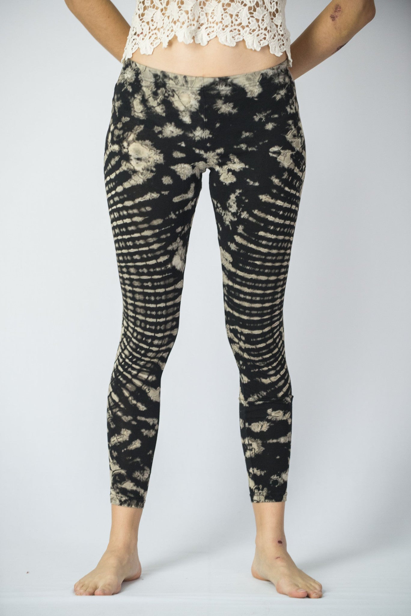 Oval Swirls Tie Dye Cotton Leggings in Black