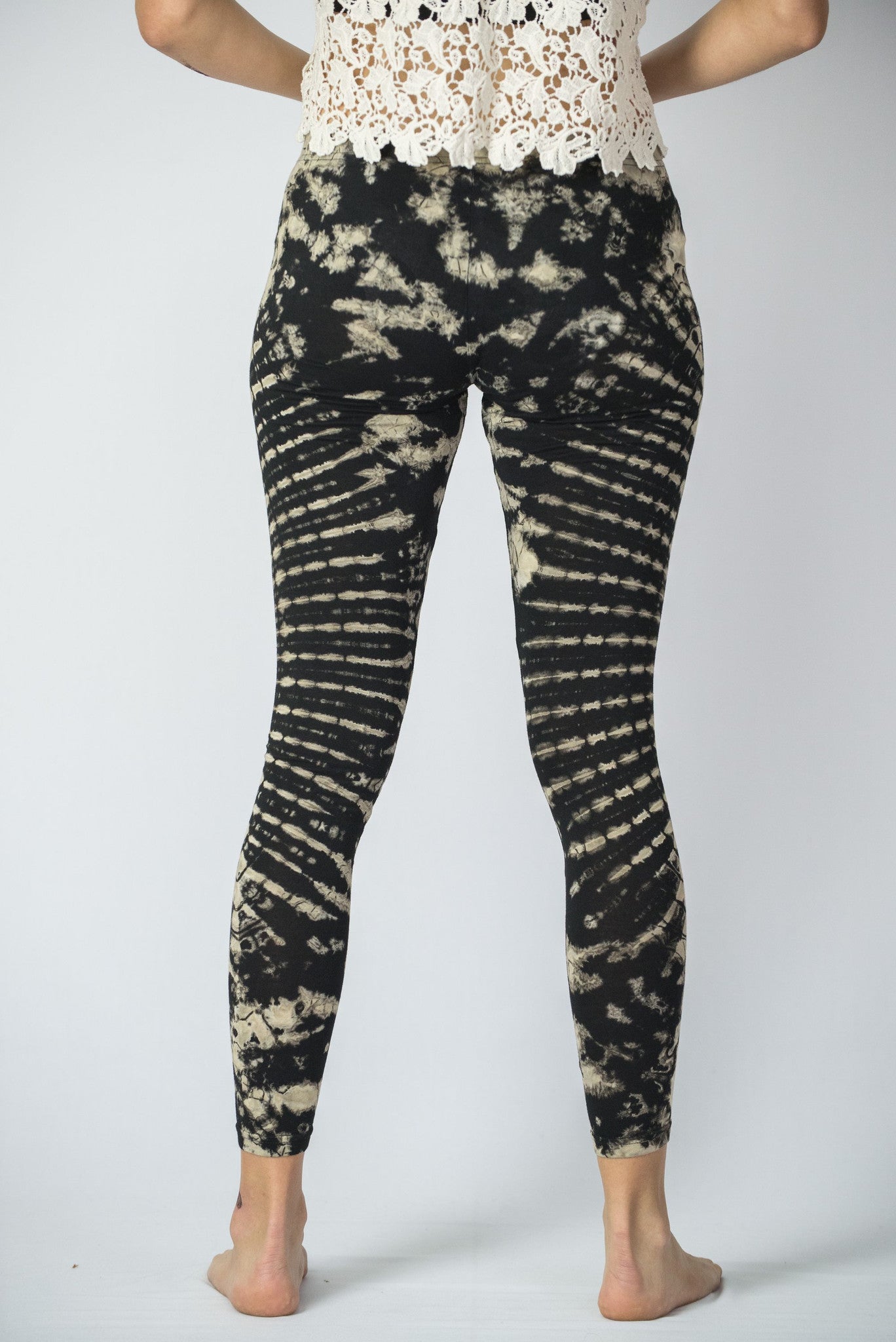 Oval Swirls Tie Dye Cotton Leggings in Black
