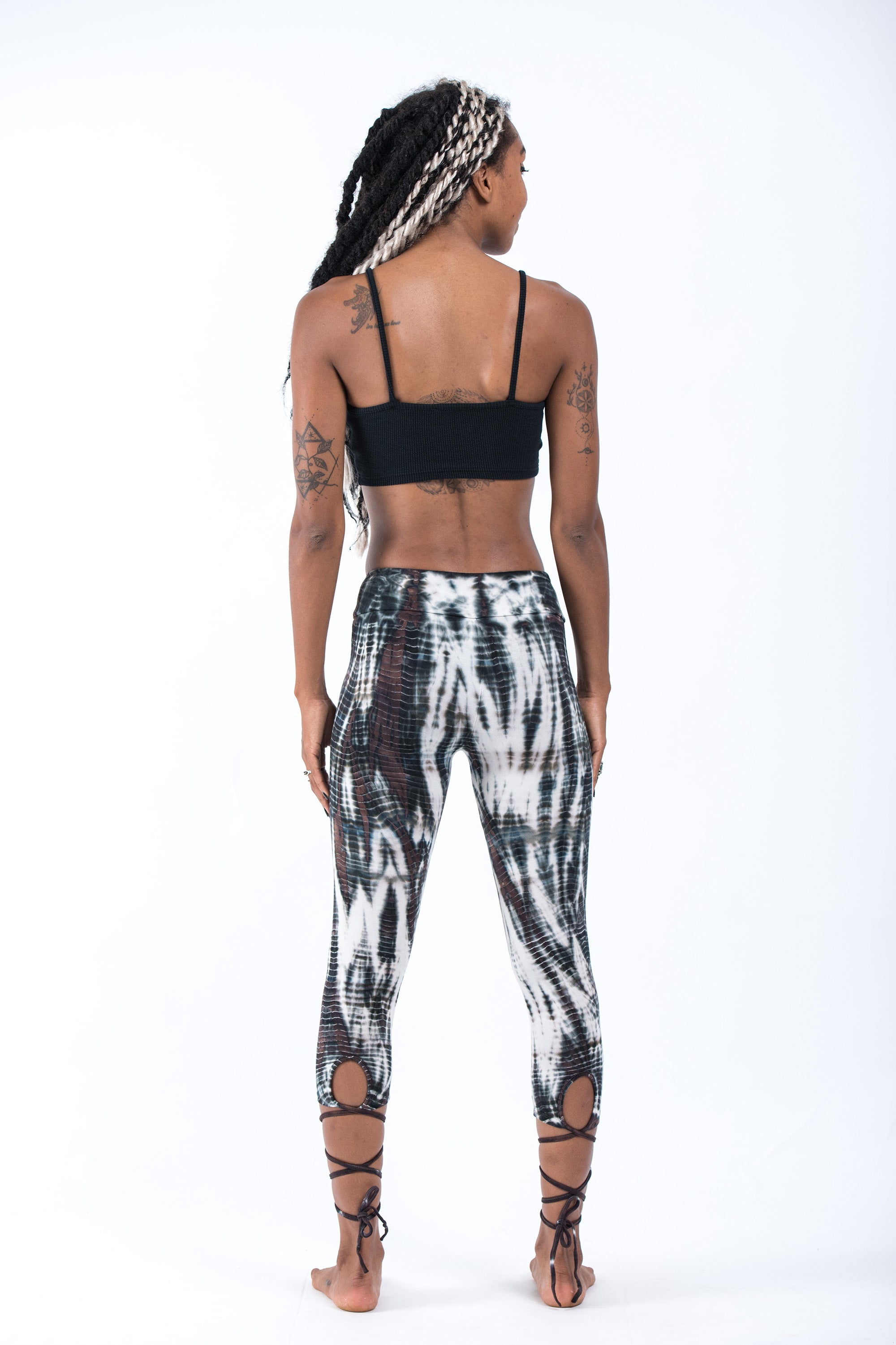 Lightning Stripes Tie Dye Cotton Capri Leggings in Black White